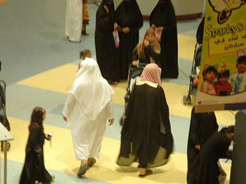 اضغط لمشاهدة الفيديو: أشرس هوشات رجال الهيئة مع النساء المتبرجات المتمردات في السعودية!